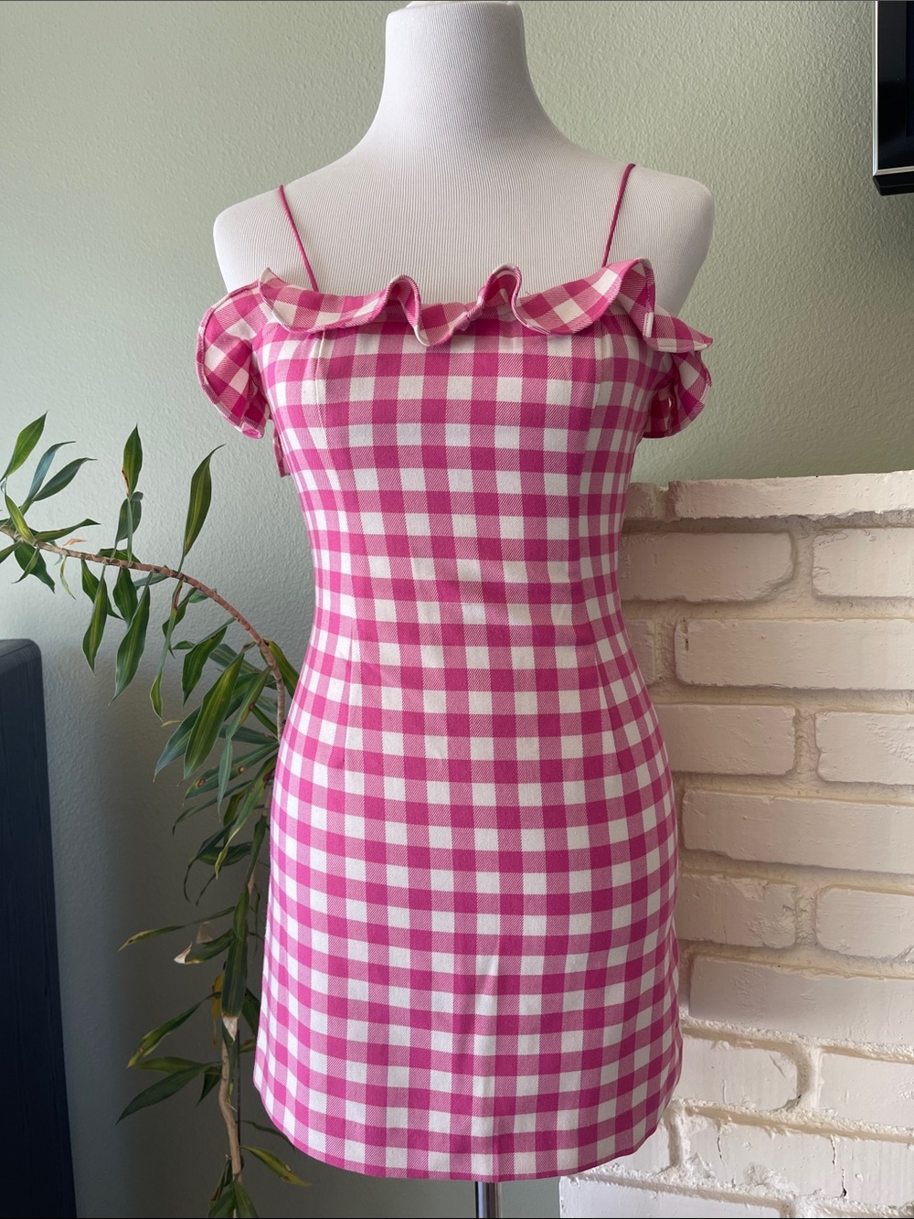FINDERS KEEPERS THALIA PLAID COUNTRY GINGHAM RUFFLE MINI DRESS HOT PINK 
XS